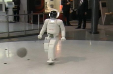 Robotický Asimo si zahrál fotbal s Barackem Obamou.