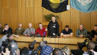 Samozvan starosta Slavjanska Vjaeslav Ponomarjov promlouv na tiskov konferenci.