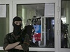 Maskovan mu dr hldku u radnice ve Slavjansku, kde dr separatist zstupce mezinrodn mise OBSE.
