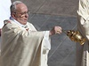 Pape Frantiek slouí na Svatopetrském námstí ve Vatikánu velikononí mi pro desetitisíce vících. 