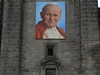 Masový nápor na ím v souvislosti s nedlním svatoeením pape Jana Pavla II. a Jana XXIII. je v plném proudu. 