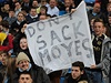 Píznivci Manchesteru City s transparentem na podporu koue United.