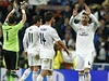 Fotbalisté Realu Madrid se radují z vítzství.