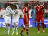 Radost a zklamání. Cristiano Ronaldo slaví se spoluhráem vstelenou branku do sít Bayernu.