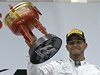 Lewis Hamilton slaví vítzství ve Velké cen íny
