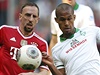 eský obránce ve slubách Brém Theodor Gebre Selassie v souboji s Franckem Ribérym z Bayernu