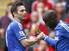 Útoník Chelsea Demba Ba slaví gól s Frankem Lampardem