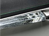 Detail vnitního výbrusu skla technologií laserování.