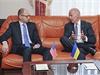 Ukrajinský premiér Arsenij Jaceuk (vlevo) s americkým viceprezidentem Joe Bidenem.