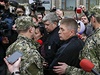 Samozvaný starosta Slavjansku Vjaeslav Ponomarjov (druhý zleva) hovoí s novinái.