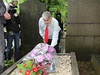 Podnikatel Ivan Jonák pokládá kvtiny na hrob své zavradné manelky 
