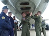 Americko-eský tým pi kontrole inspekního letadla
