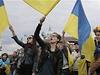 Ukrajintí aktivisté mávají modrolutými vlajkami 