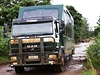 Speciáln upravený expediní náklaák je pro putování po Ugand ideálním vozem.