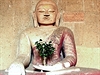Sedící Buddha v chrámu The Dhammayangyi . Bagan. Myanmar (Barma)