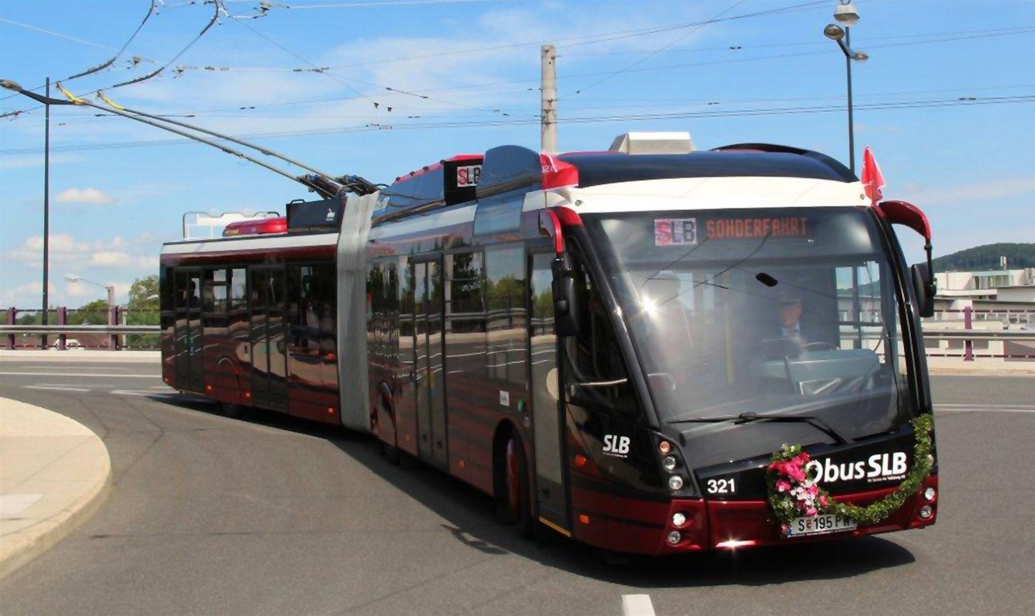 Plze�ská �koda Electric zahajuje výrobu trolejbus� pro �pan�lské historické a turistické letovisko Castellon, které odebere �est 12metrových nízkopodla�ních vozidel s futuristickým vzhledem.