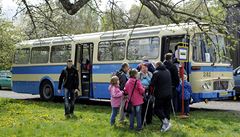 Sou�ástí programu byla i "náhradní autobusová p�eprava" historickým autobusem.