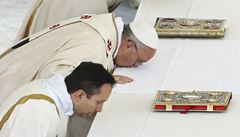 Co vám uniklo: krev Jana Pavla II. jako nová relikvie i duo Houba s Carevnou