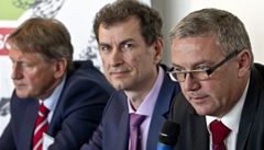Ministr dopravy Antonín Pracha (vpravo), Michal Petrtýl (CSC), Karel Feix (Kapsch).