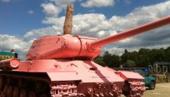 Růžový tank se vrátil do Prahy. Na Vltavu.