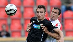 Martn Dostál ze Slavie (vpravo) a Stanislav Tecl z Plzn�.
