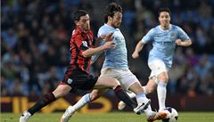 Davida Silvu (s míem) stíhá Graham Dorrans.