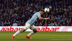 Hlavikující Pablo Zabaleta z Manchesteru City.