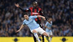 Samir Nasri (vpedu) padá po souboji s Youssoufem Mulumbou.