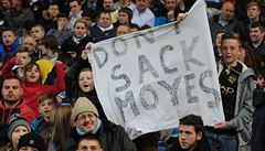 Píznivci Manchesteru City s transparentem na podporu koue United.