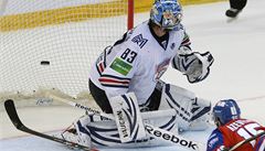 Útoník Lva Justin Azevedo stílí vítzný gól za záda brankáe Magnitogorsku Vasilije Koekina.