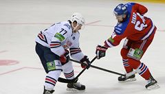 Útoník Lva Jií Seká (vpravo) a útoník Magnitogorsku Vladimir Malinovskij.