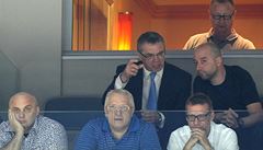 Šéf KHL Alexander Medveděv (v saku uprostřed) na finále v Praze. | na serveru Lidovky.cz | aktuální zprávy