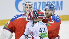 Zleva branká� Lva Petri Vehanen, Jan Ková� z Magnitogorsku a Jakub Nakládal ze Lva.