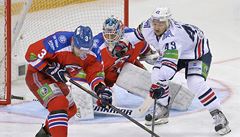 Zleva Topi Jaakola a branká� Petri Vehanen ze Lva a Jan Ková� z Magnitogorsku.