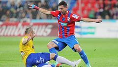 Milan Petrela z Plzn se snaí pejít pes Tomáe Vondráka.