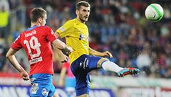 Admir Ljevakovi z Teplic odvrací mí ped Janem Kovaíkem.