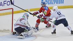 Úto�ník Lva Justin Azevedo v �anci p�ed branká�em Vasilijem Ko�e�kinem.