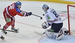 Úto�ník Lva Justin Azevedo v �anci p�ed branká�em Vasilijem Ko�e�kinem.