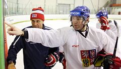 Jaromír Jágr v debat� s trenérem Vladimírem R��i�kou.