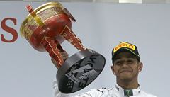 Hamilton vládl formuli 1 i v Číně, Mercedes má třetí double za sebou