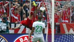 Theodor Gebre Selassie pihlíí nkám Francka Ribéryho z Bayernu
