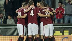 Fotbalisté Sparty slaví gól