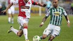 Kapitán Slavia Marcel Gecov a úto�ník Bohemians Ivan Lietava 