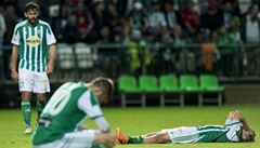 Obránce Bohemians Martin Cseh a zálo�níci Mantas Kuklys a Petr Nerad na konci zápasu.