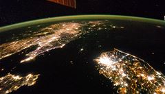 Drtivá v�t�inu Severní Koreje v noci pohltí tma. Na dodávky elekt�iny se nedá spolehnout.