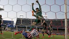 Osudná 18. minuta semifinále Ligy mistr�. Petr �ech z Chelsea zasahuje po rohu Atletika Madrid.