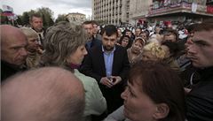 Lidový gubernátor Don�cké lidové republiky Denis Pu�ilin (uprost�ed v modré ko�ili).