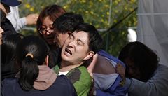 Rozzlobení p�íbuzní pasa�ér� trajektu po�adují po ú�adech rychlej�í a efektivn�j�í pátrání. 