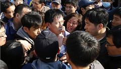 Rozzlobení p�íbuzní pasa�ér� trajektu po�adují po ú�adech rychlej�í a efektivn�j�í pátrání. 