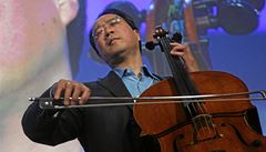 Slavný americký violoncellista Yo-Yo Ma. 
